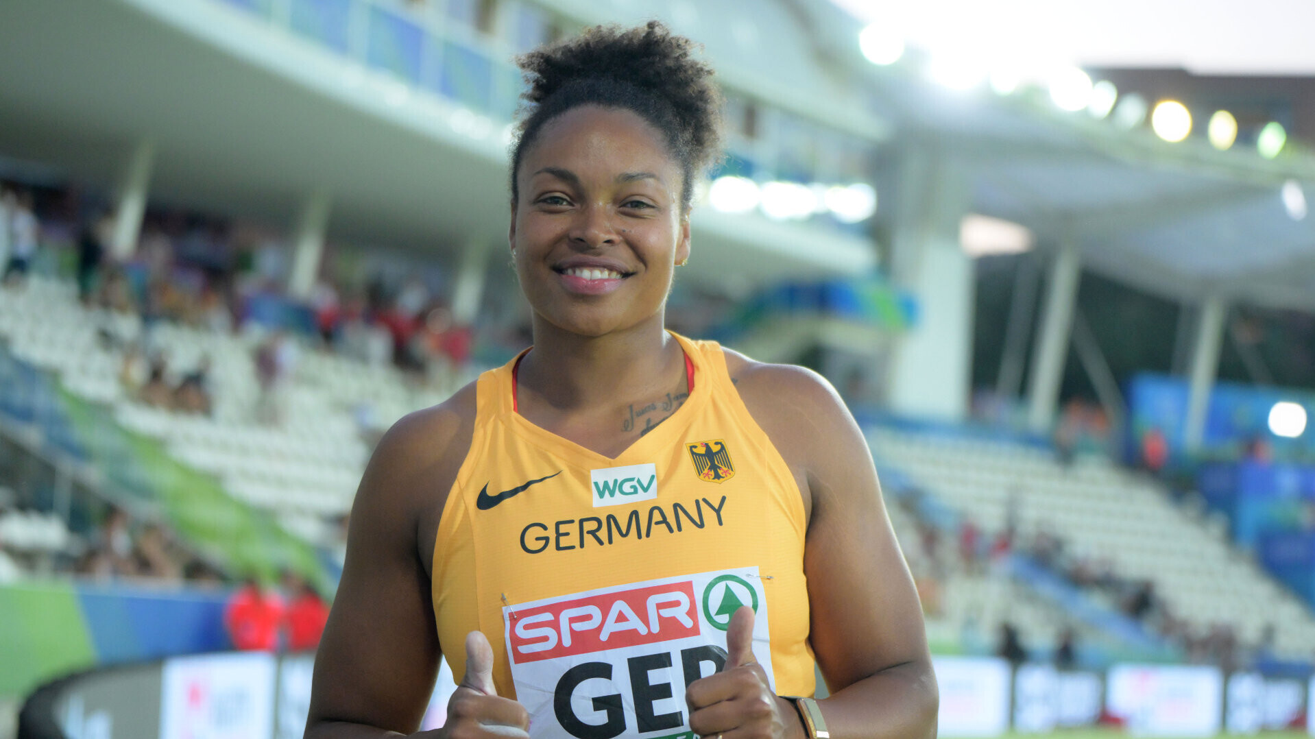 Porträt von Diskuswerferin Shanice Craft im Nationaltrikot mit Daumen hoch