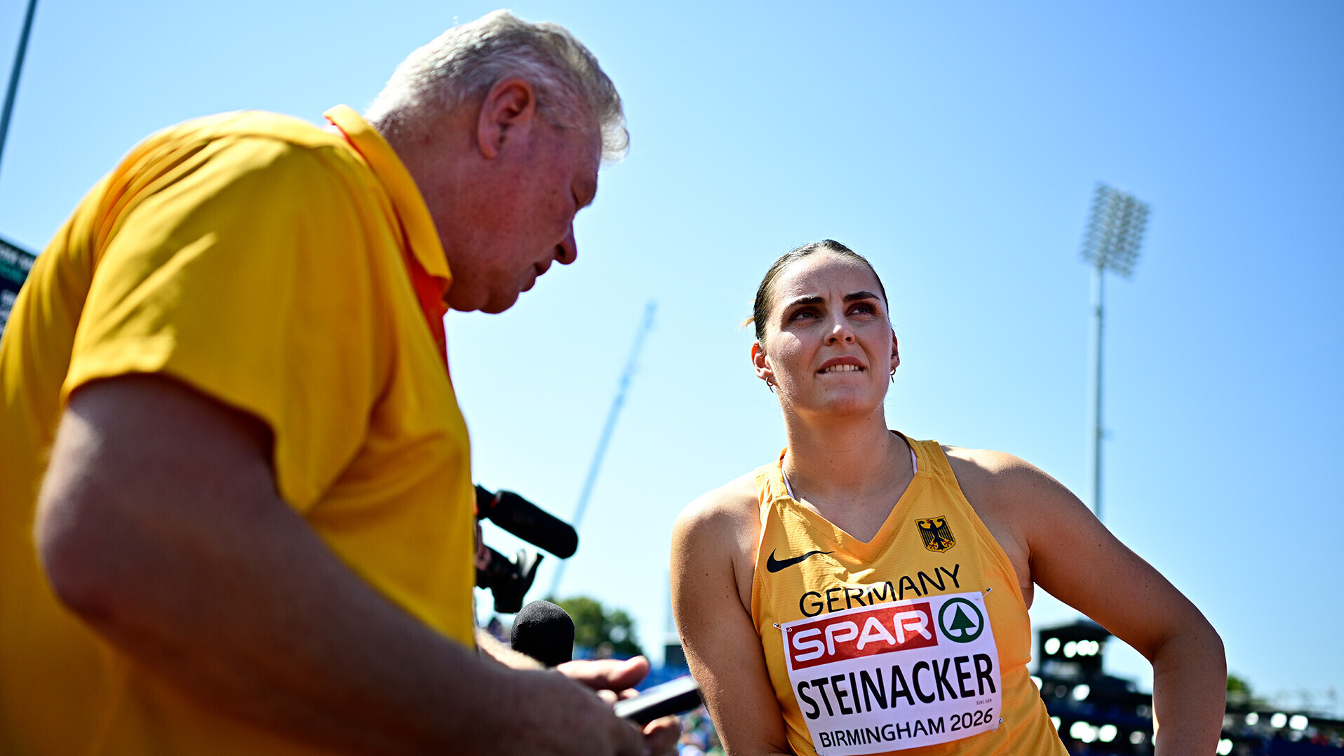 Marike Steinacker im Gespräch mit dem Leitenden Bundestrainer Sven Lang