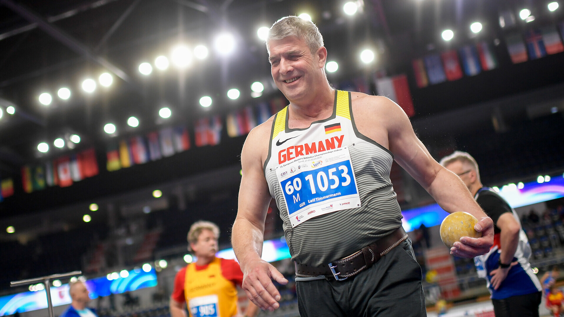 Leif Timmermann lachend mit Kugel in der Hand