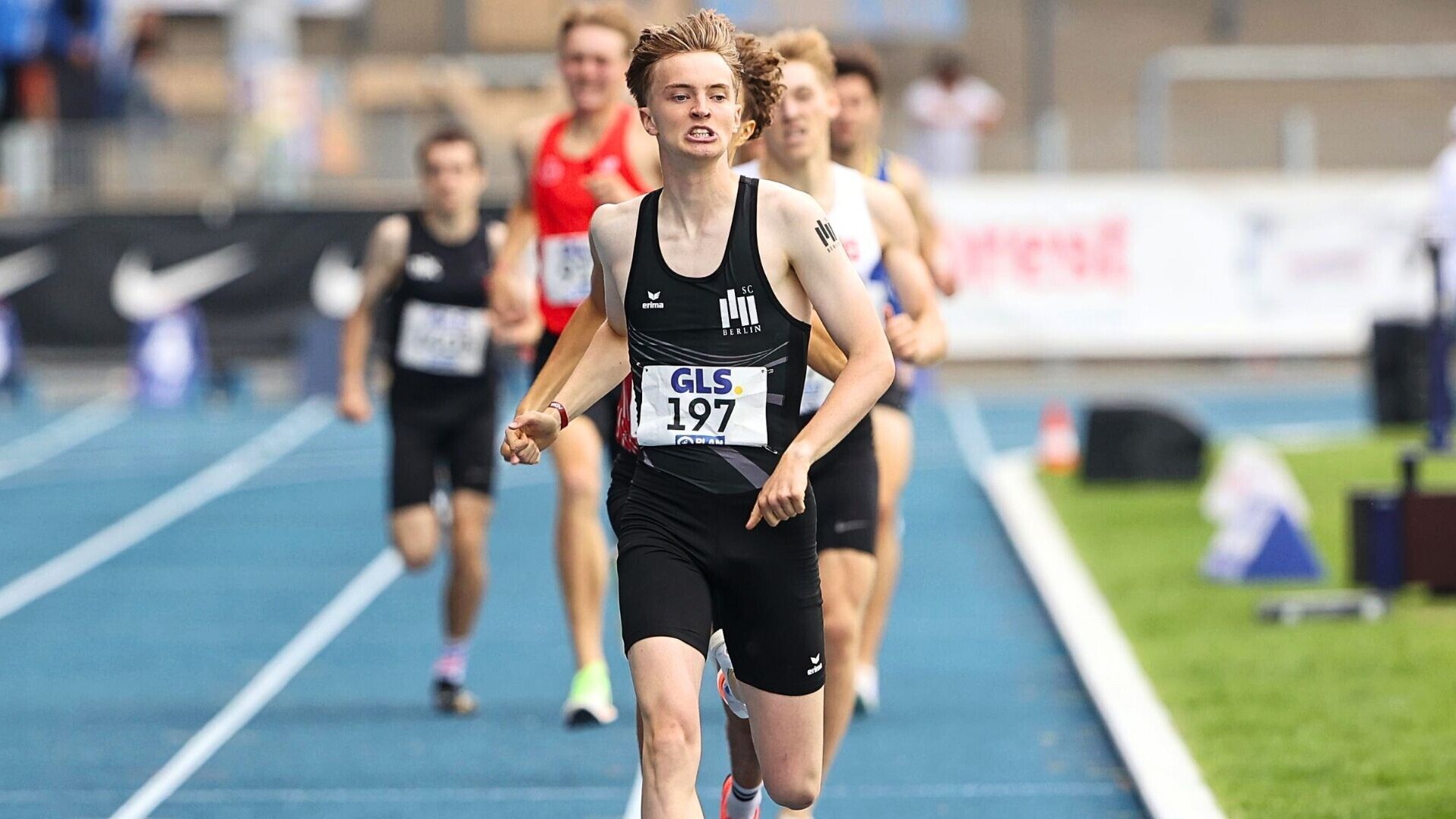 Mittelstreckenläufer Joshua Hoffmann mit angestrengtem Gesicht beim Zielsprint.