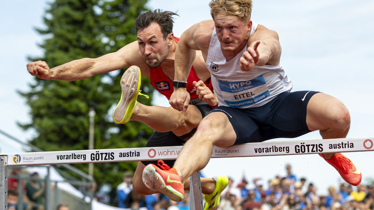 Die Zehnkämpfer Niklas Kaul und Manuel Eitel nebeneinander bei der Hürdenüberquerung