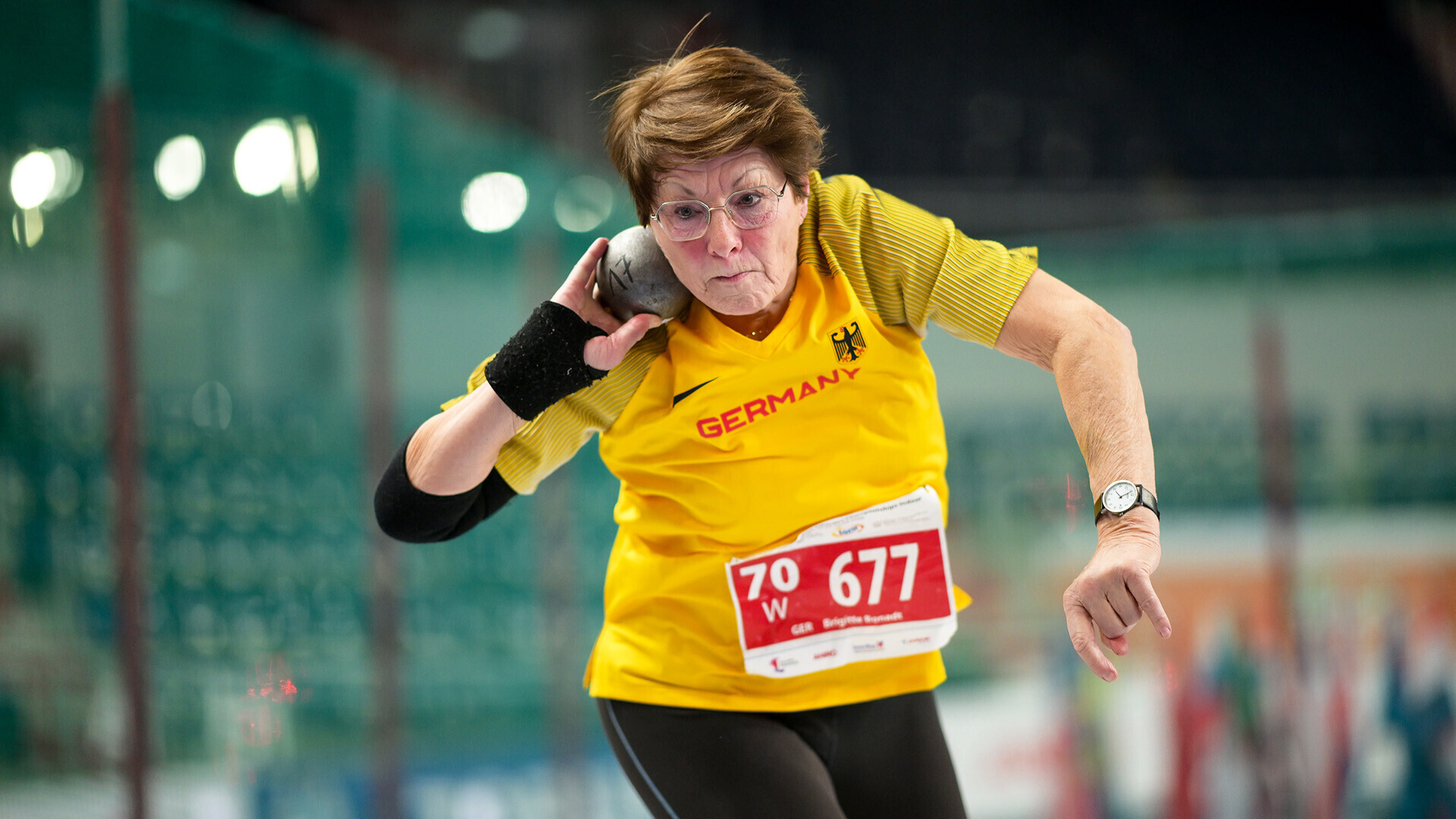 Brigitte Bonadt mit der Kugel am Hals, bereit zum Ausstoß