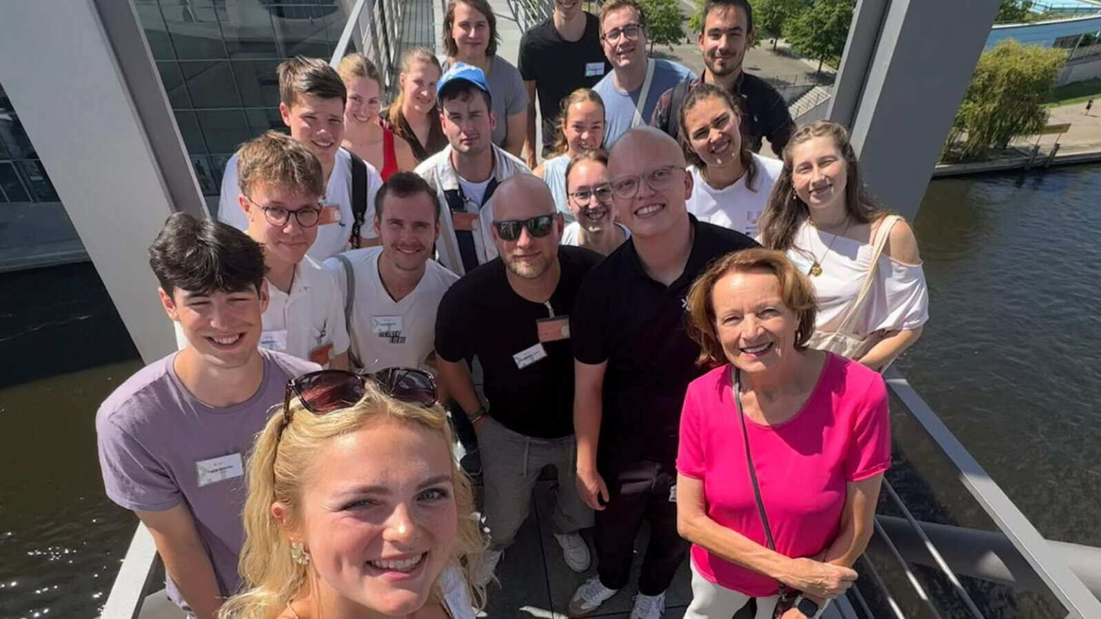 Ein Gruppenselfie mit der ehemaligen SPD-Bundestagsabgeordneten Dagmar Freitag auf eiiner Brücke über einem Fliuss.