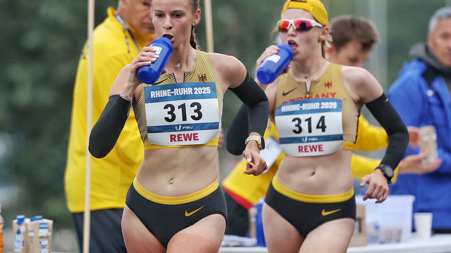 Ada Junghannß und Tabea Kiefer beim Gehen, beide trinken aus einer blauen Trinkflasche