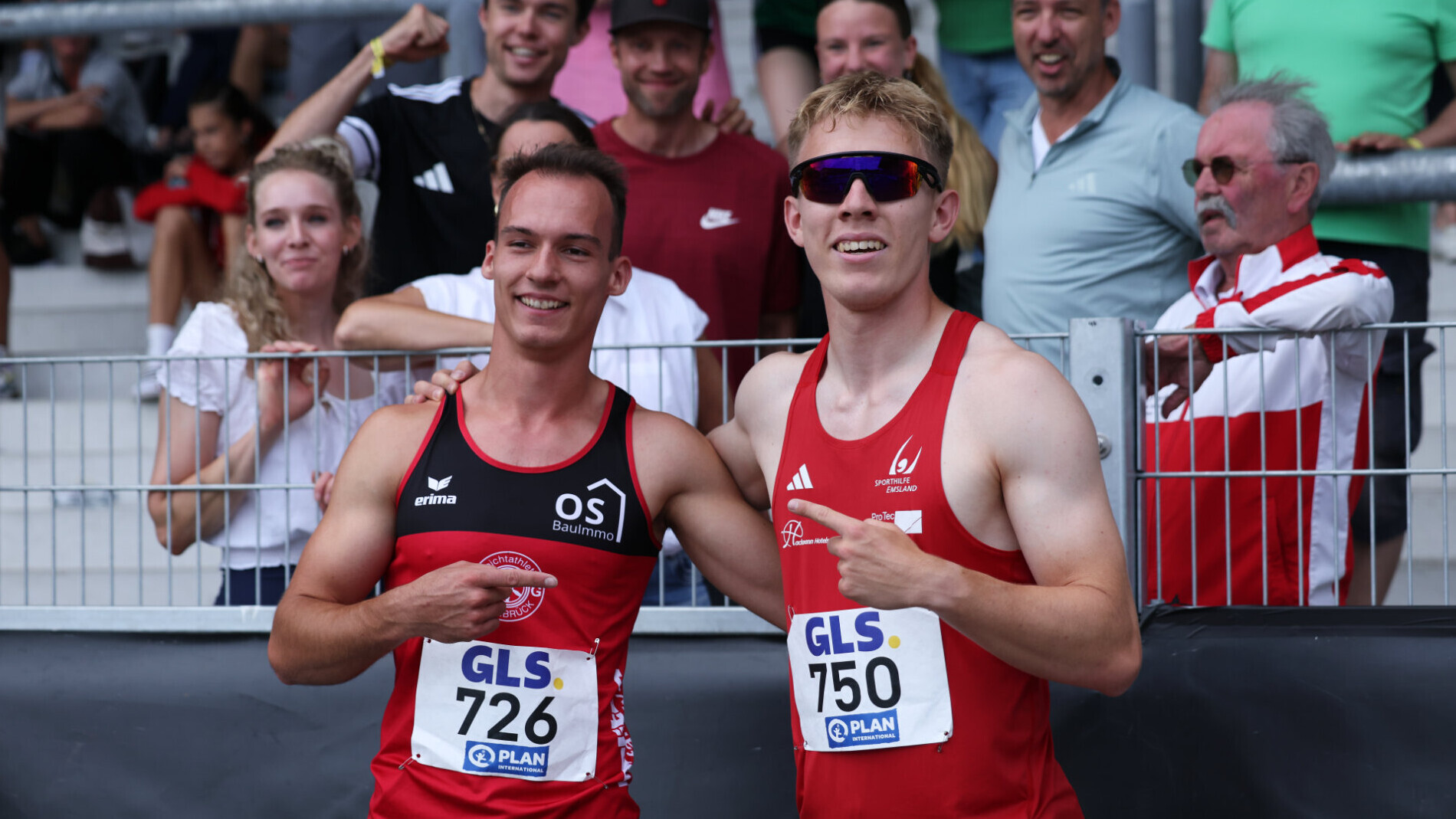 Die deutschen 400-Meter-Läufer Florian Kroll und Thorben Finke stehen Arm in Arm nebeneinander und deuten gegenseitig mit dem Zeigefinder aufeinander.