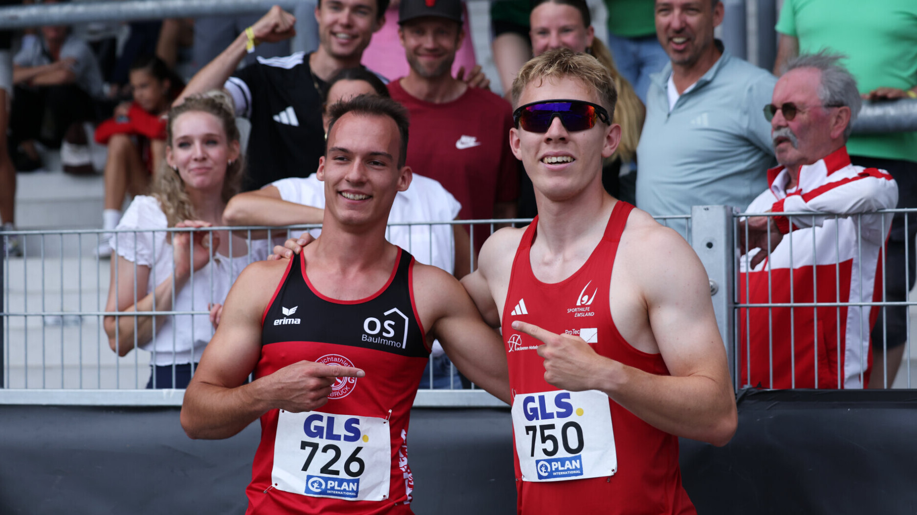 Die deutschen 400-Meter-Läufer Florian Kroll und Thorben Finke stehen Arm in Arm nebeneinander und deuten gegenseitig mit dem Zeigefinder aufeinander.