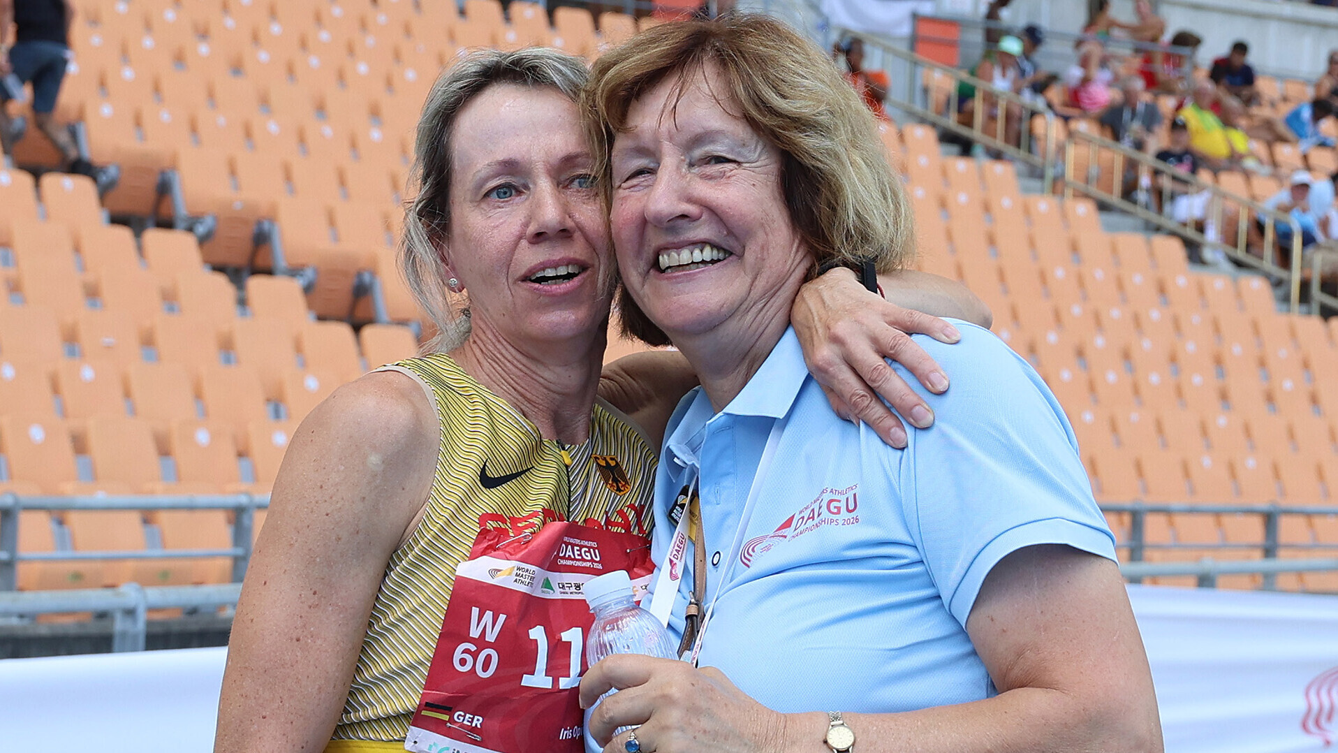 Iris Opitz legt den Arm um Margit Jungmann