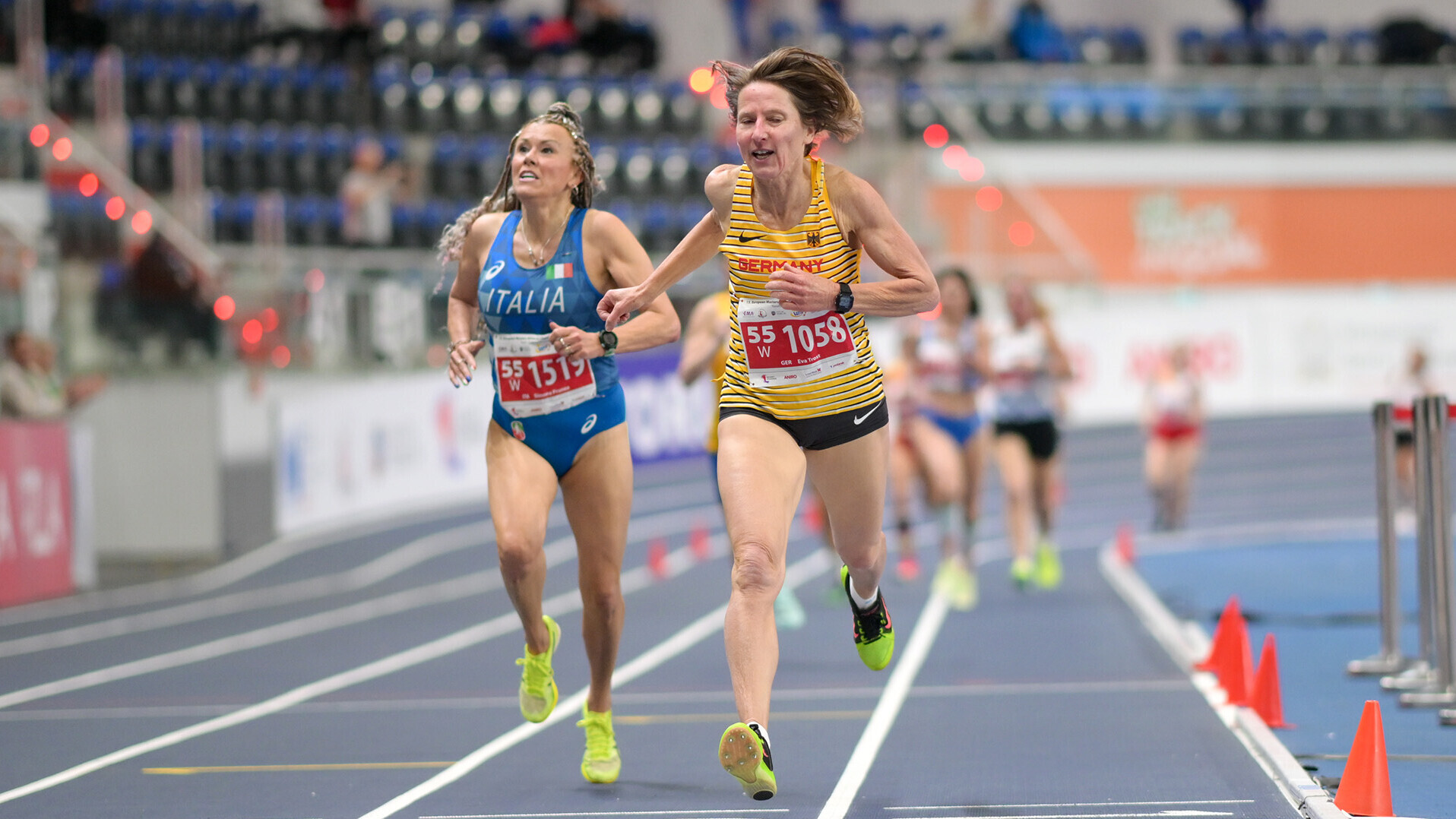 Eva Trost überquert als Erste die Ziellinie