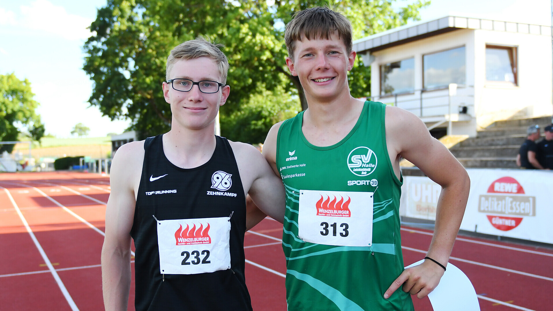Magnus Vieth und Vincent Armstroff posieren Arm in Arm