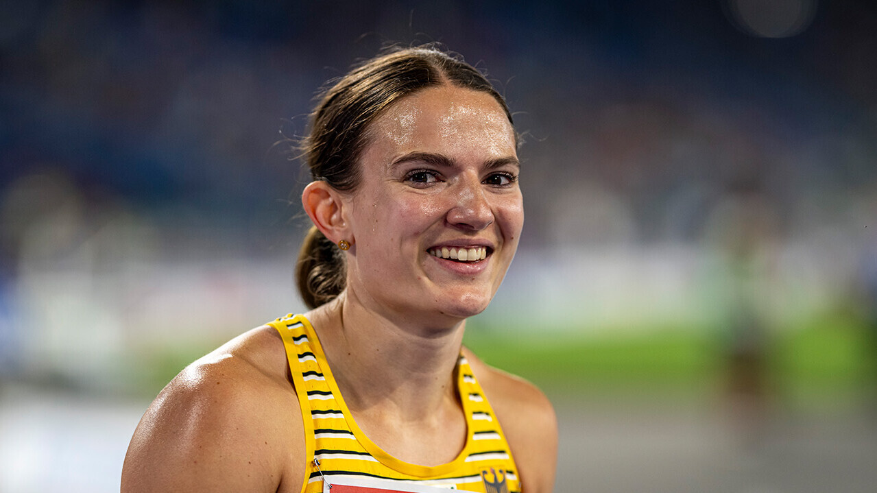 Porträt der lächelnden Siebenkämpferin Vanessa Grimm