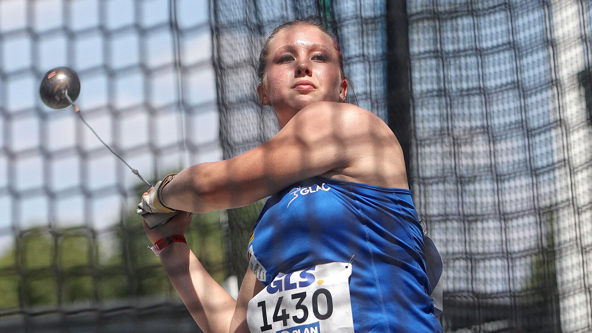 Hannah Werner schwenkt den Hammer
