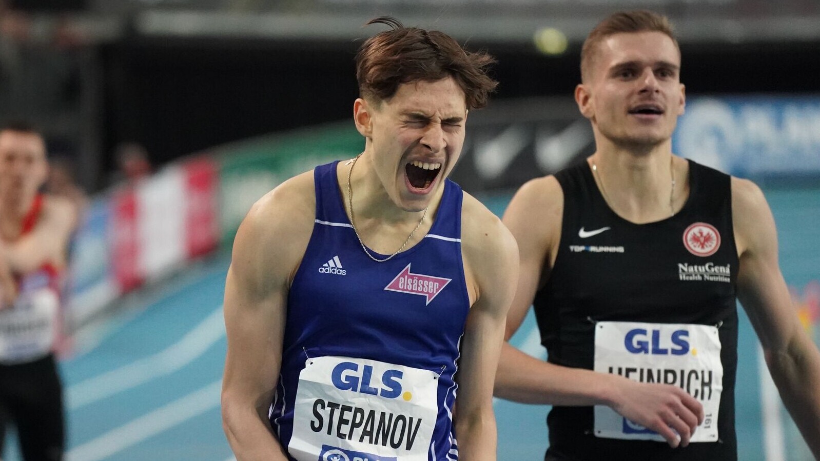 Alexander Stepanov jubelt nach dem Zieleinlauf in der Halle. 