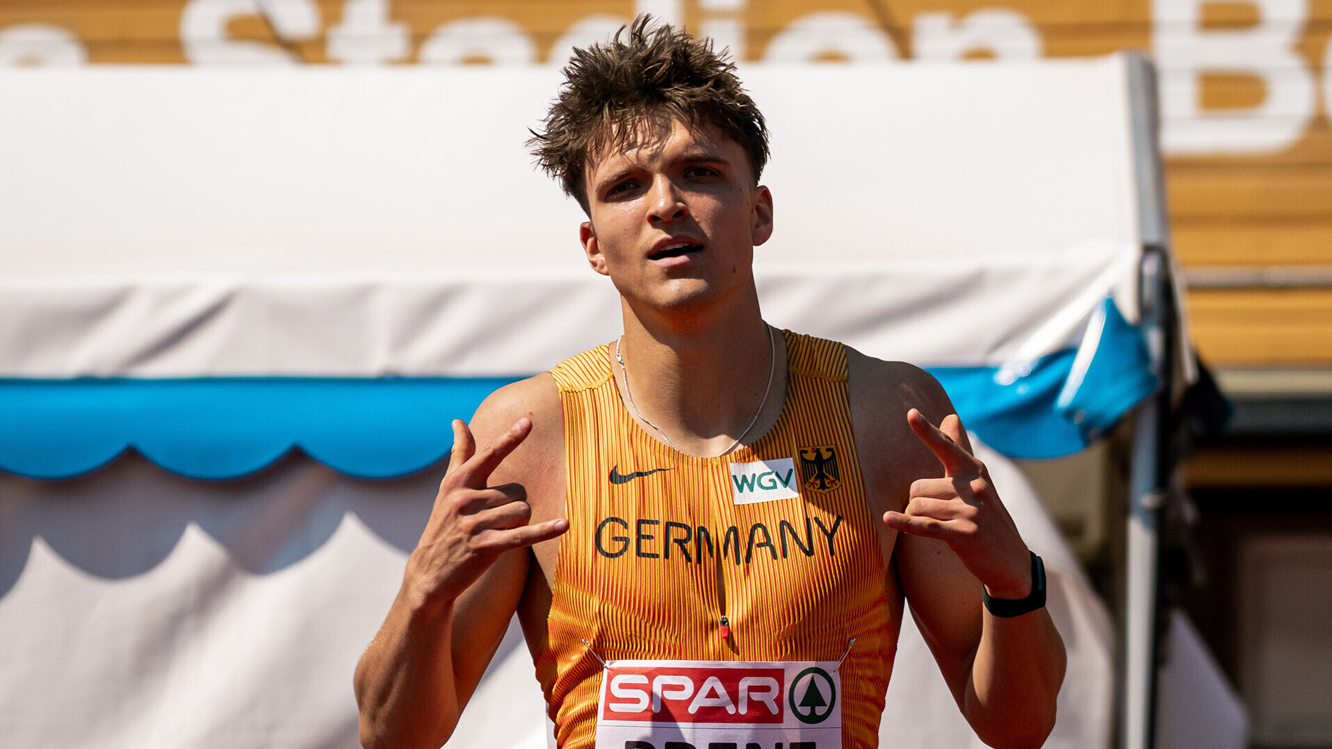 400-Meter-Sprinter Tyrel Prenz reckt beide Daumen nach oben. 