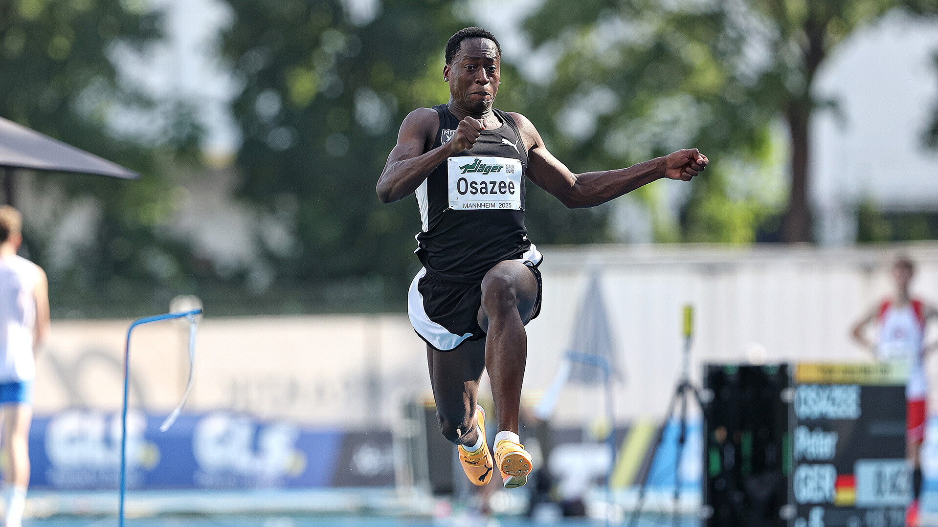 Peter Osazee zwischen "Hop" und "Step" im Dreisprung