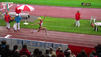 Jenny Elbe und Katja Demut am Treppchen vorbei