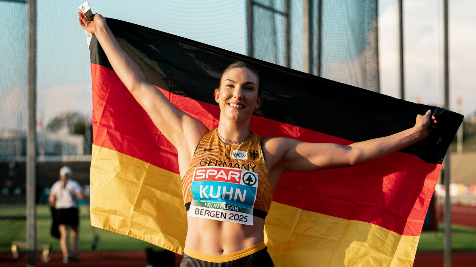 Hammerwerferin Aileen Kuhn mit der Deutschlandfahne