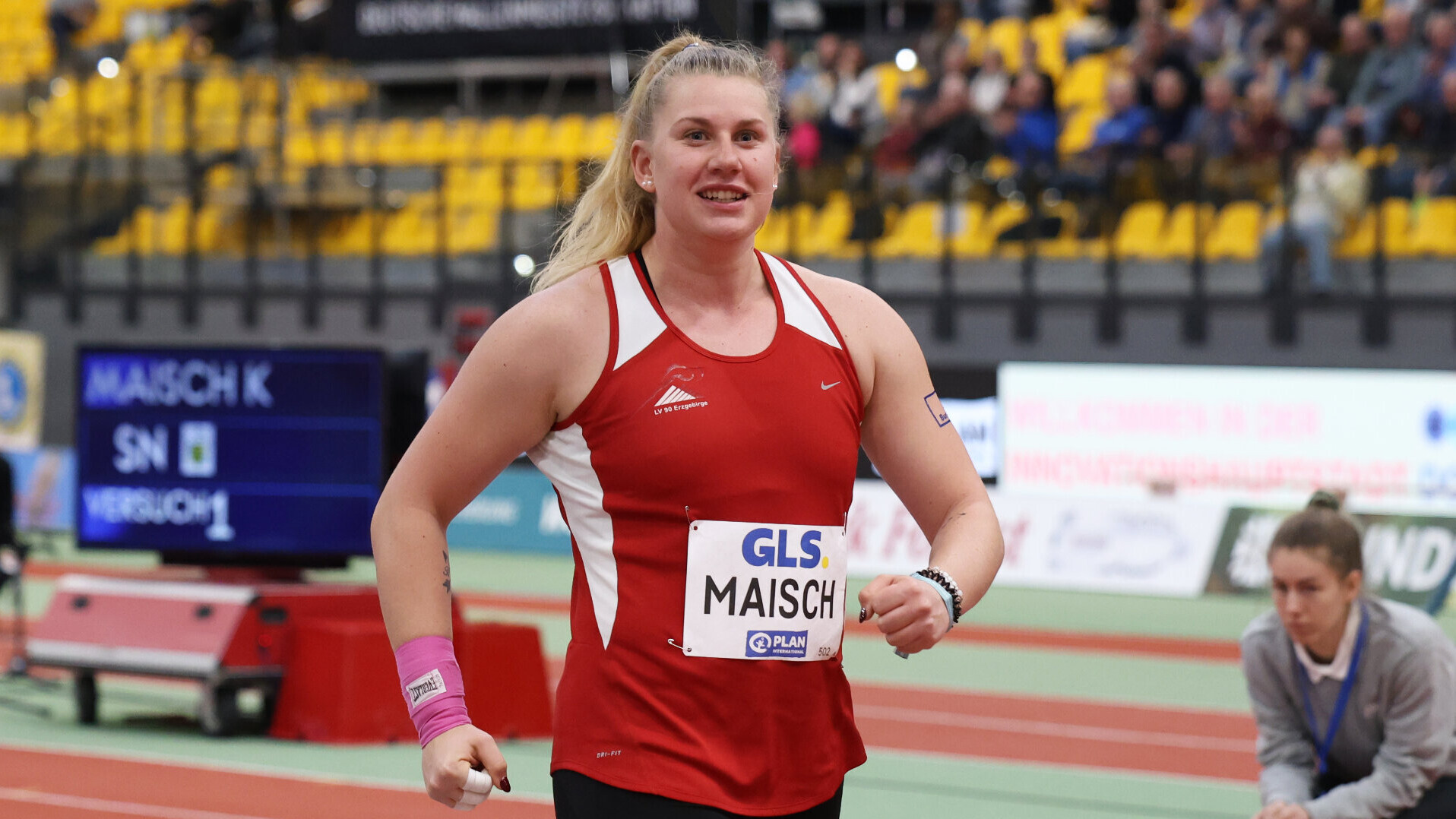 Oberkörper-Aufnahme von Kugelstoßerin Katharina Maisch, lächelnd, im Trikot