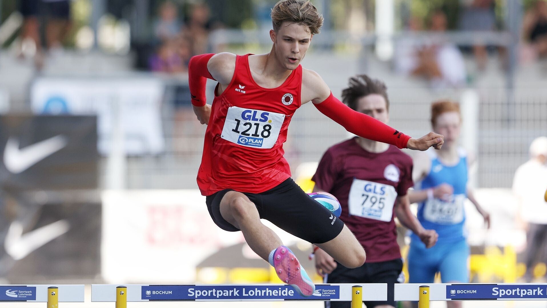 Bastian Arnold beim Sprint über eine Hürde