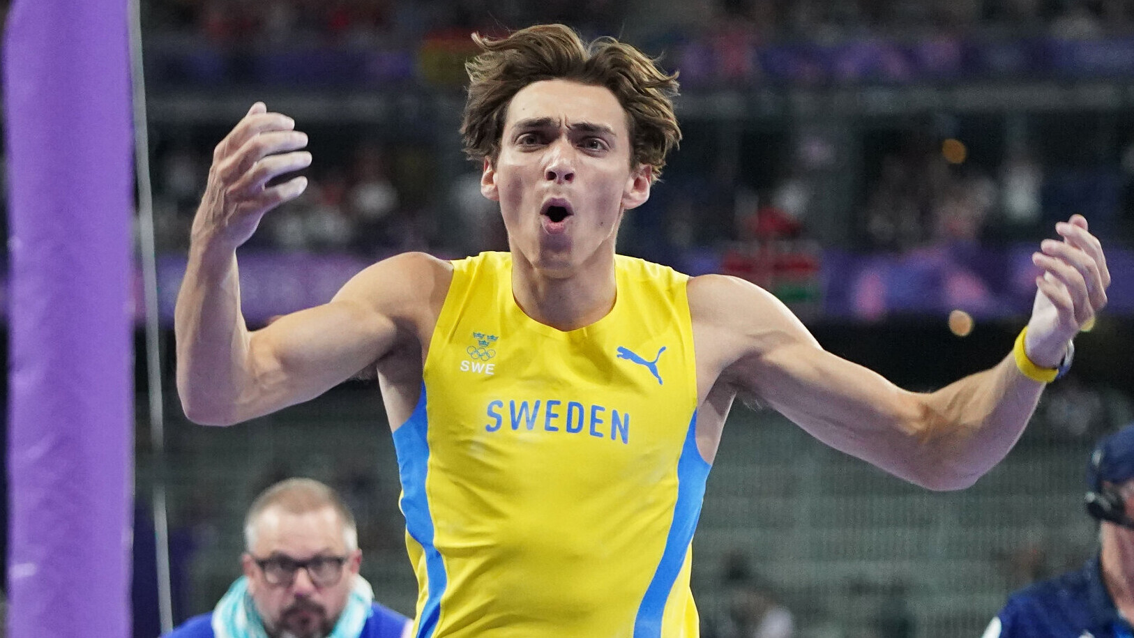 Stabhochspringer Armand Duplantis jubelt nach einem Weltrekord im schwedischen Nationaltrikot.