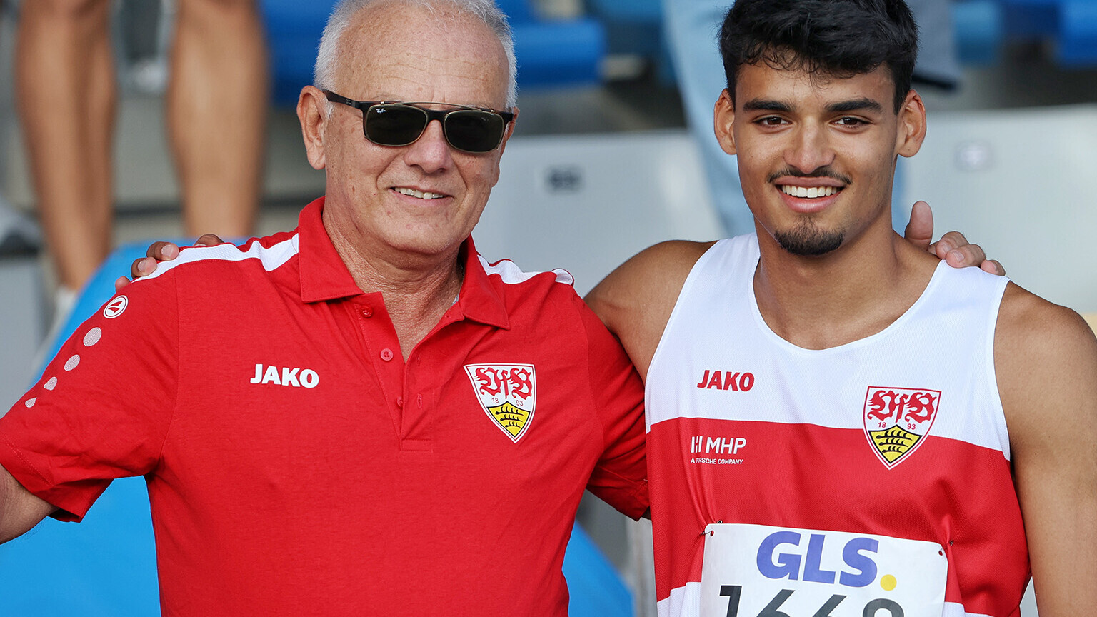 Porträtfoto von Weitspringer Samuel Vallipuram im Trikot des VfB Stuttgart und Trainer Micky Corucle