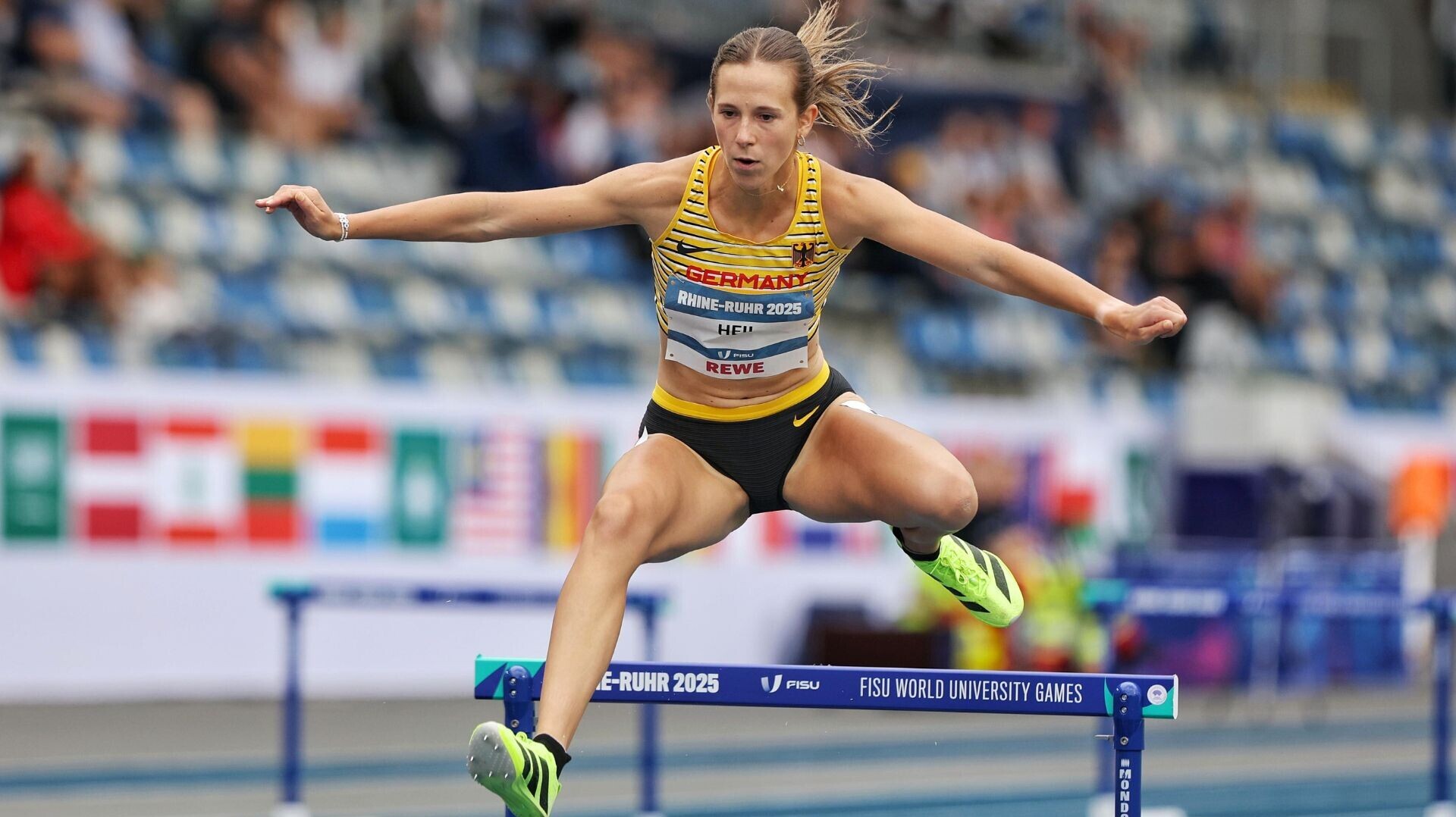 400-Meter-Hürden-Läuferin Sabrina Heil überquert eine Hürde.