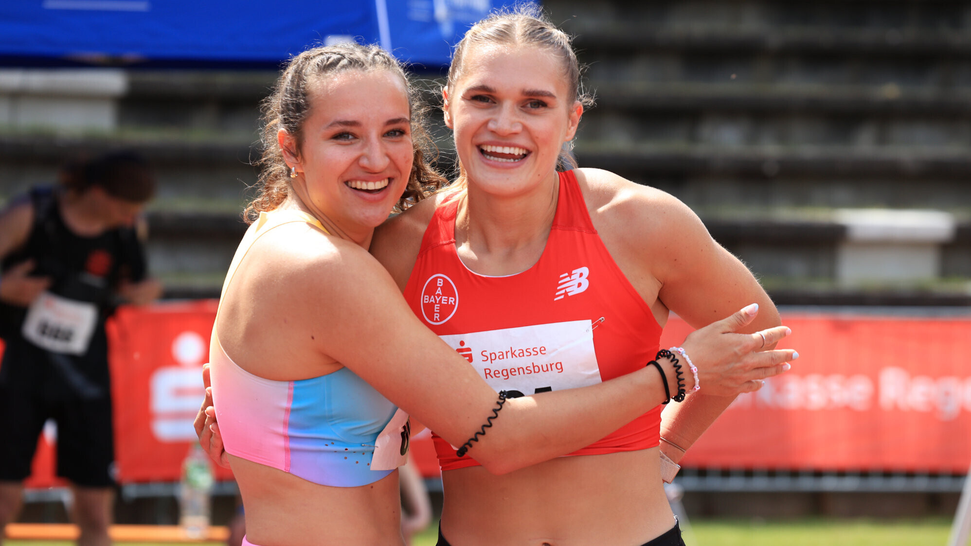 Die beiden deutschen Hürdensprinterinnen Rosina Schneider und Franziska Schuster umarmen sich und lächeln in die Kamera.