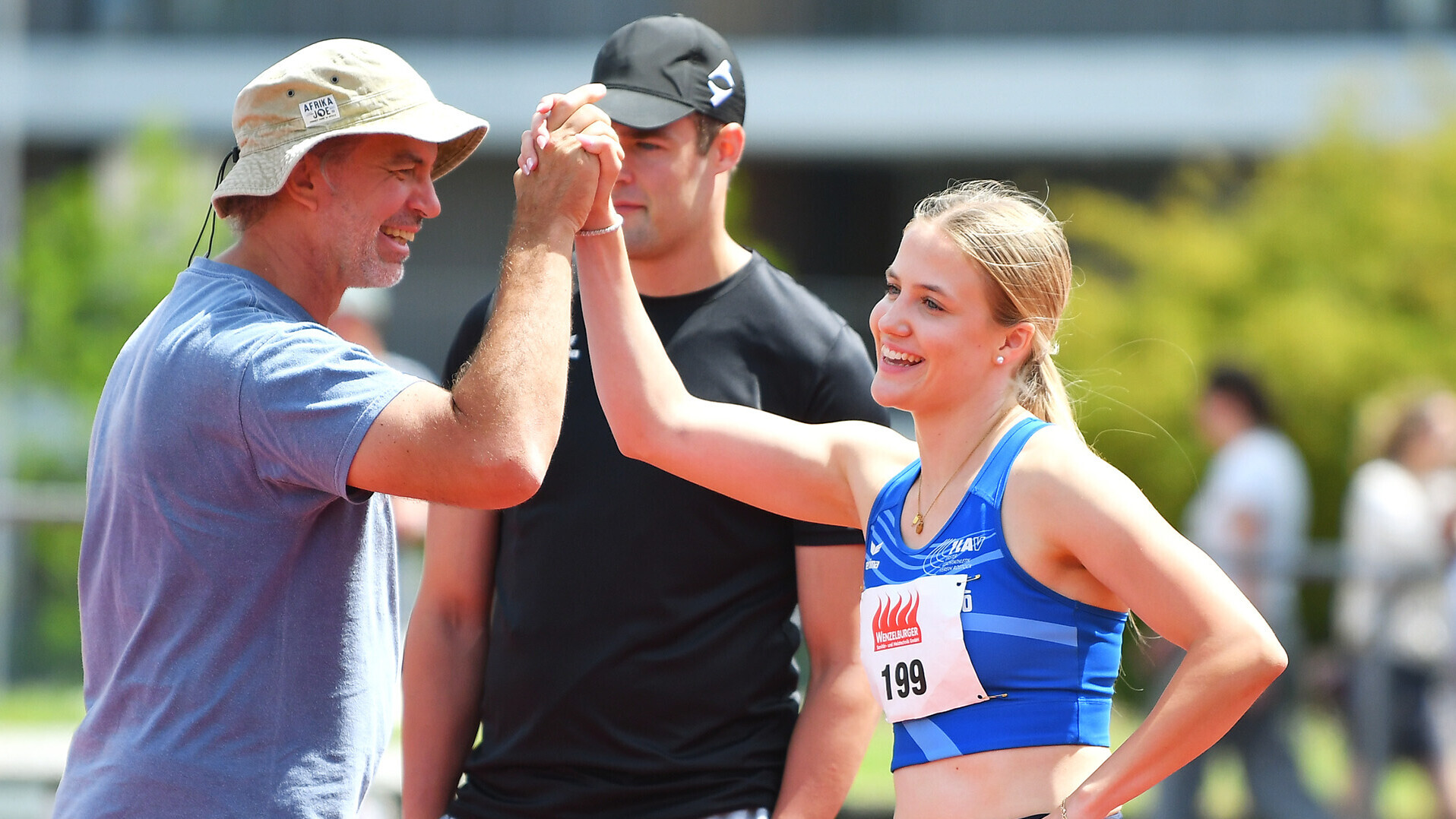 Maria Schnemilich klatscht sich mit ihrem Trainer ab