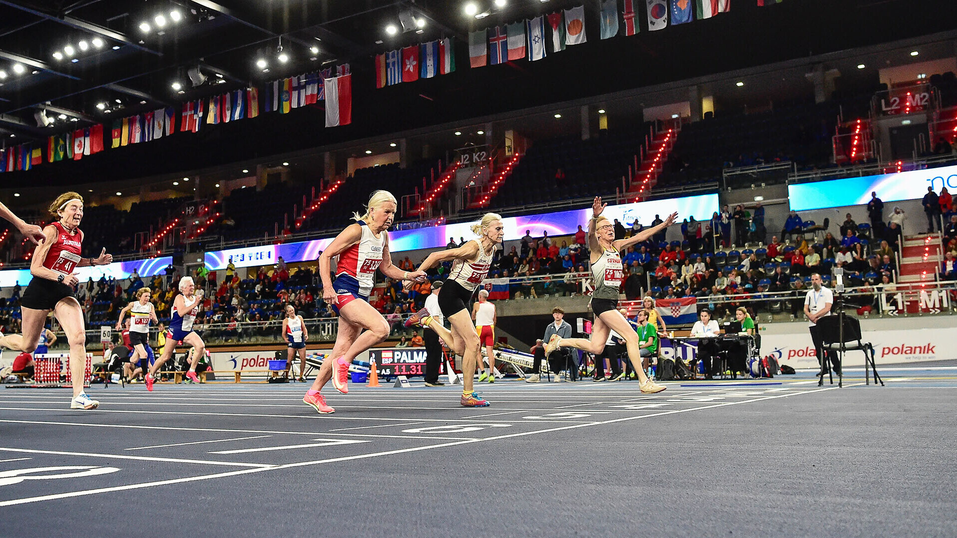 Die Sprinterinnen rauschen über die Ziellinie, Hillen von Maltzahn reißt die Arme hoch