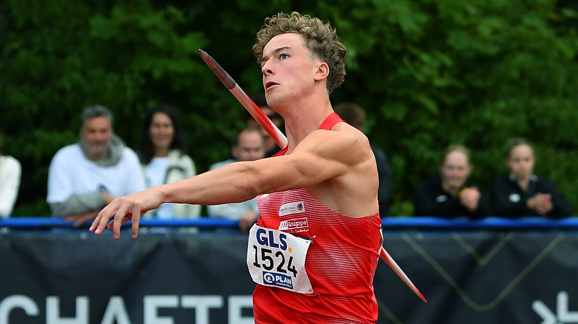 Moritz Bartko nimmt mit dem Speer in der Hand Anlauf