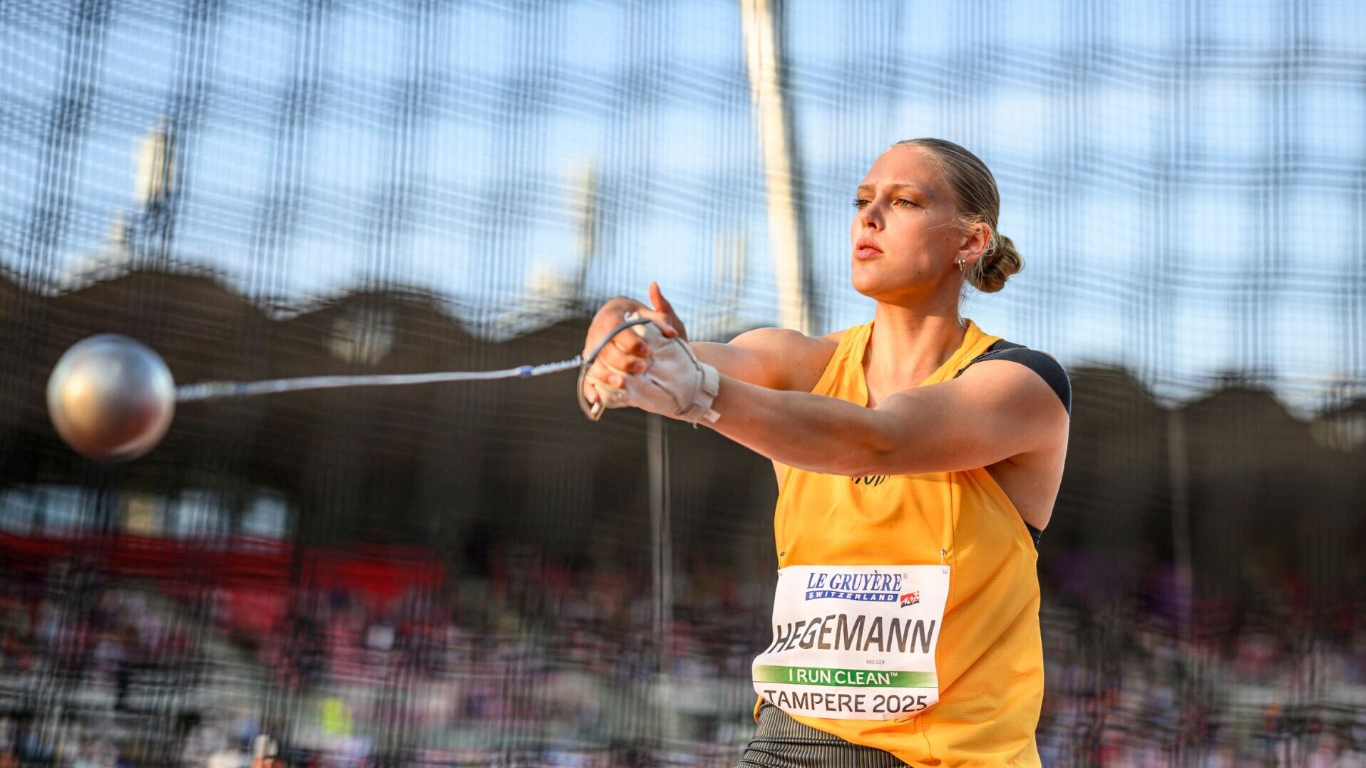 Clara Hegemann schwingt dem Hammer im Käfig