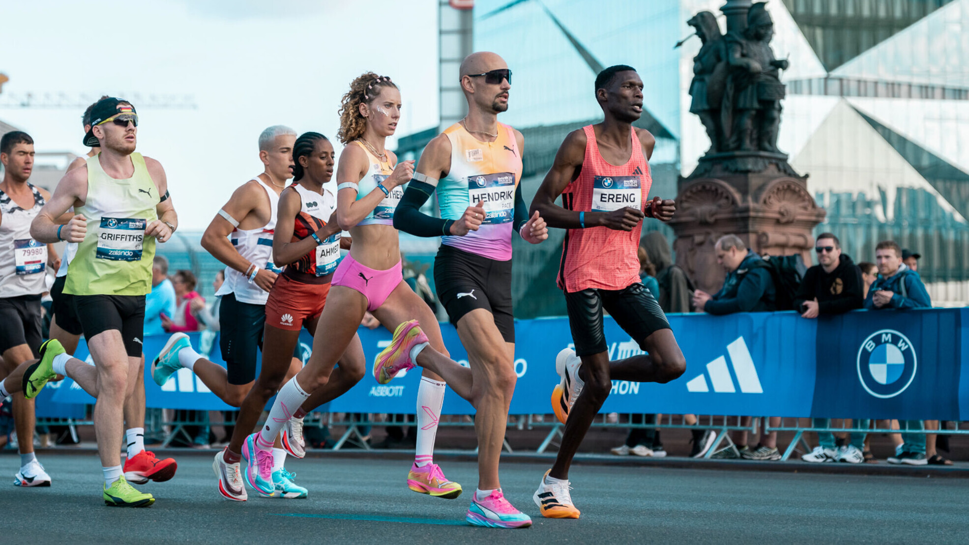 Die deutsche Langstrecklerin Esther Pfeiffer in einer Gruppe männlicher Läufer bei einem Straßenlauf.
