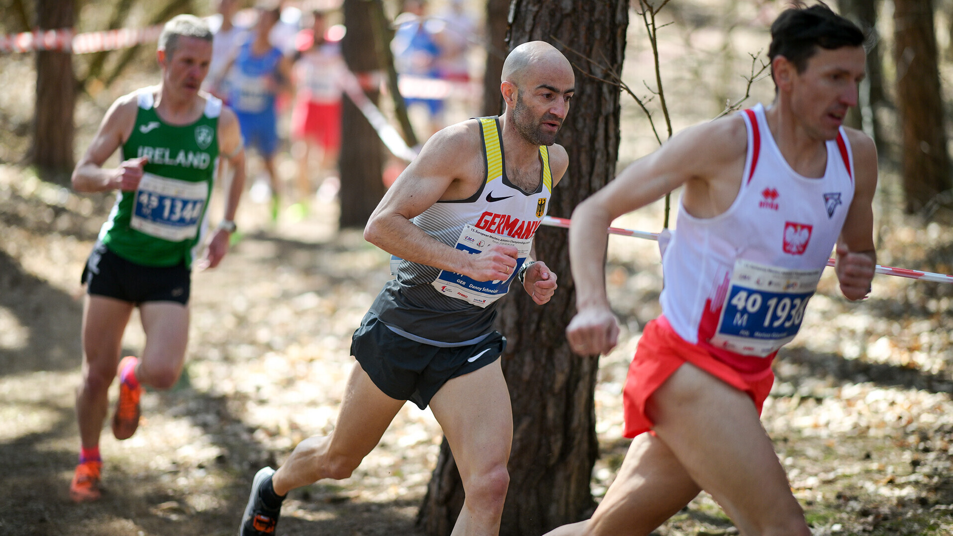 Danny Schneider verfolgt einen anderen Athleten beim Crosslauf