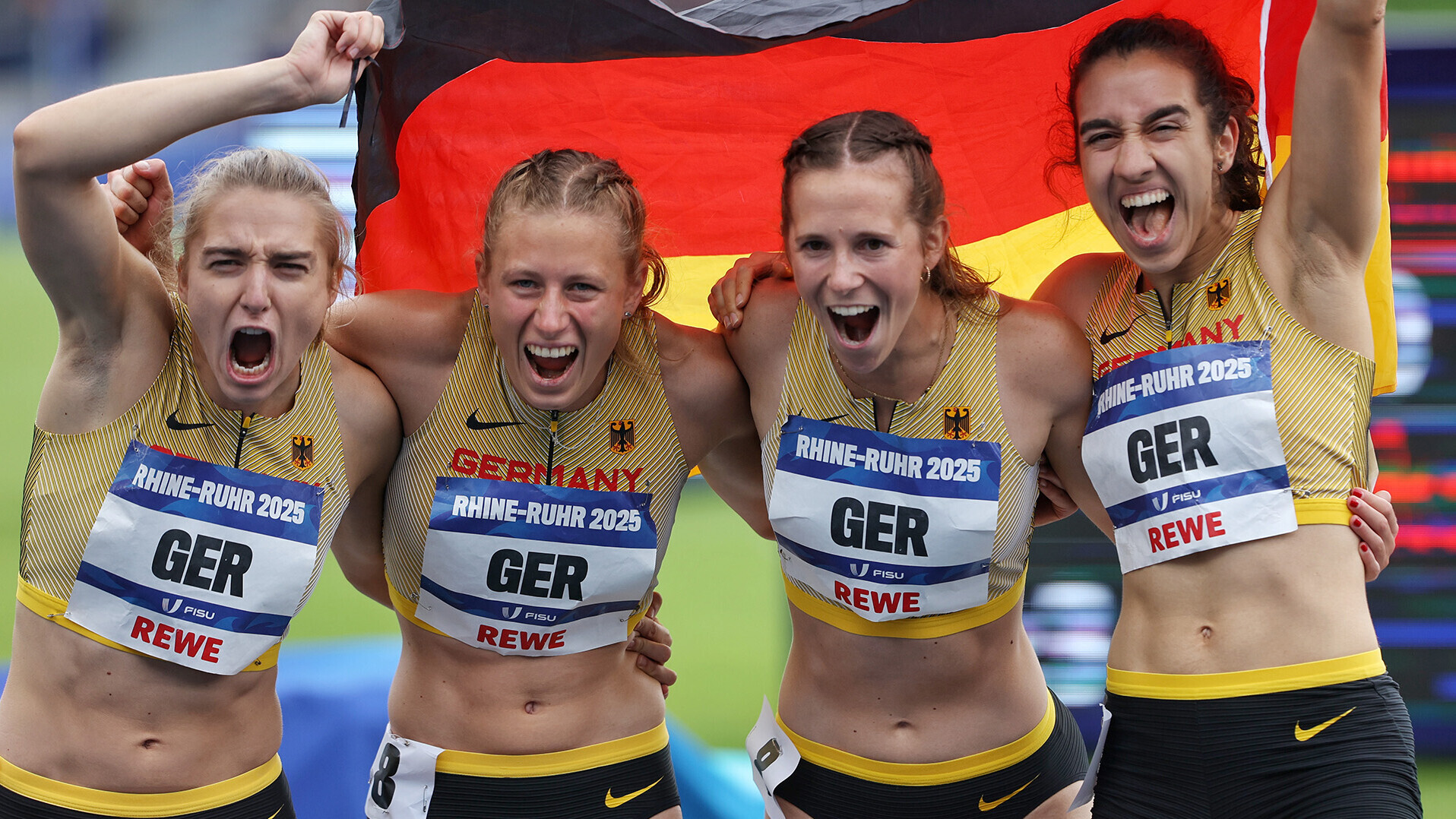 Mona Mayer, Vivienne Morgenstern, Sabrina Heil und Yasmin Amaadacho jubeln mit der Deutschlandfahne