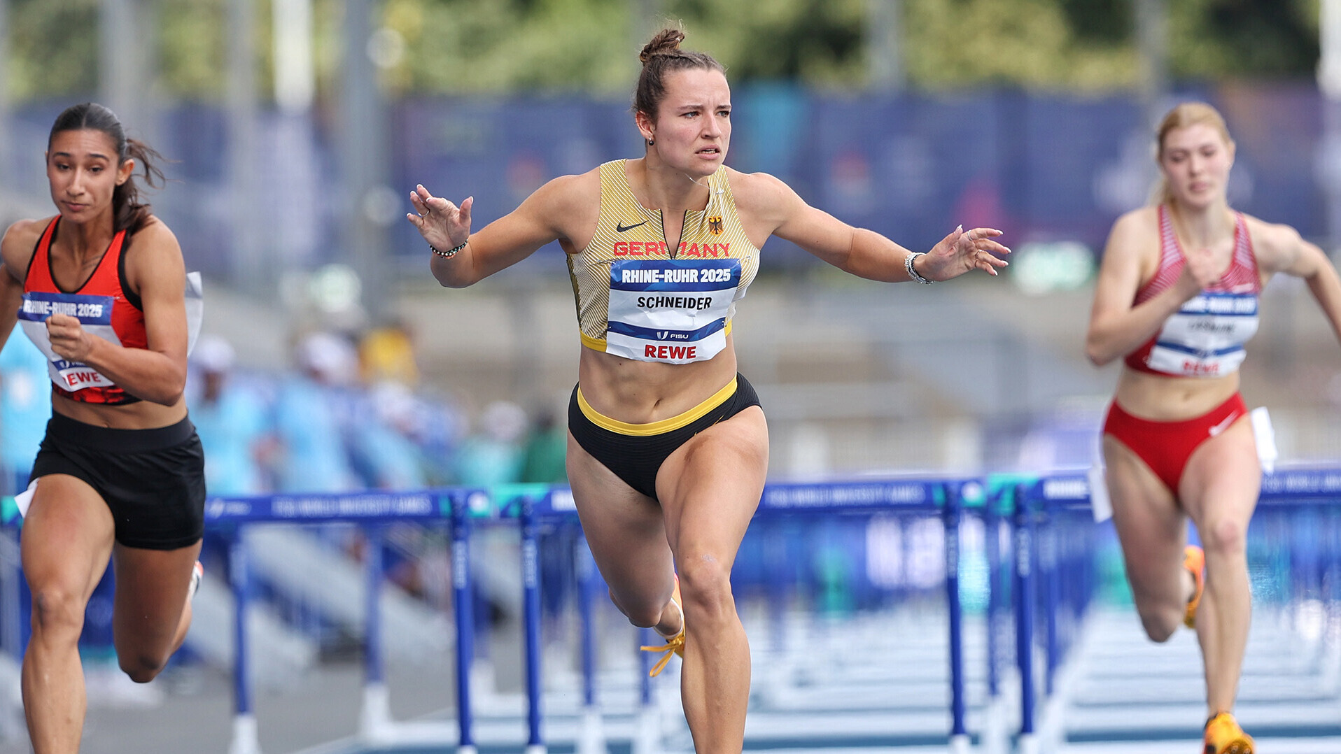 Rosina Schneider überquert im Hürdensprint die Ziellinie