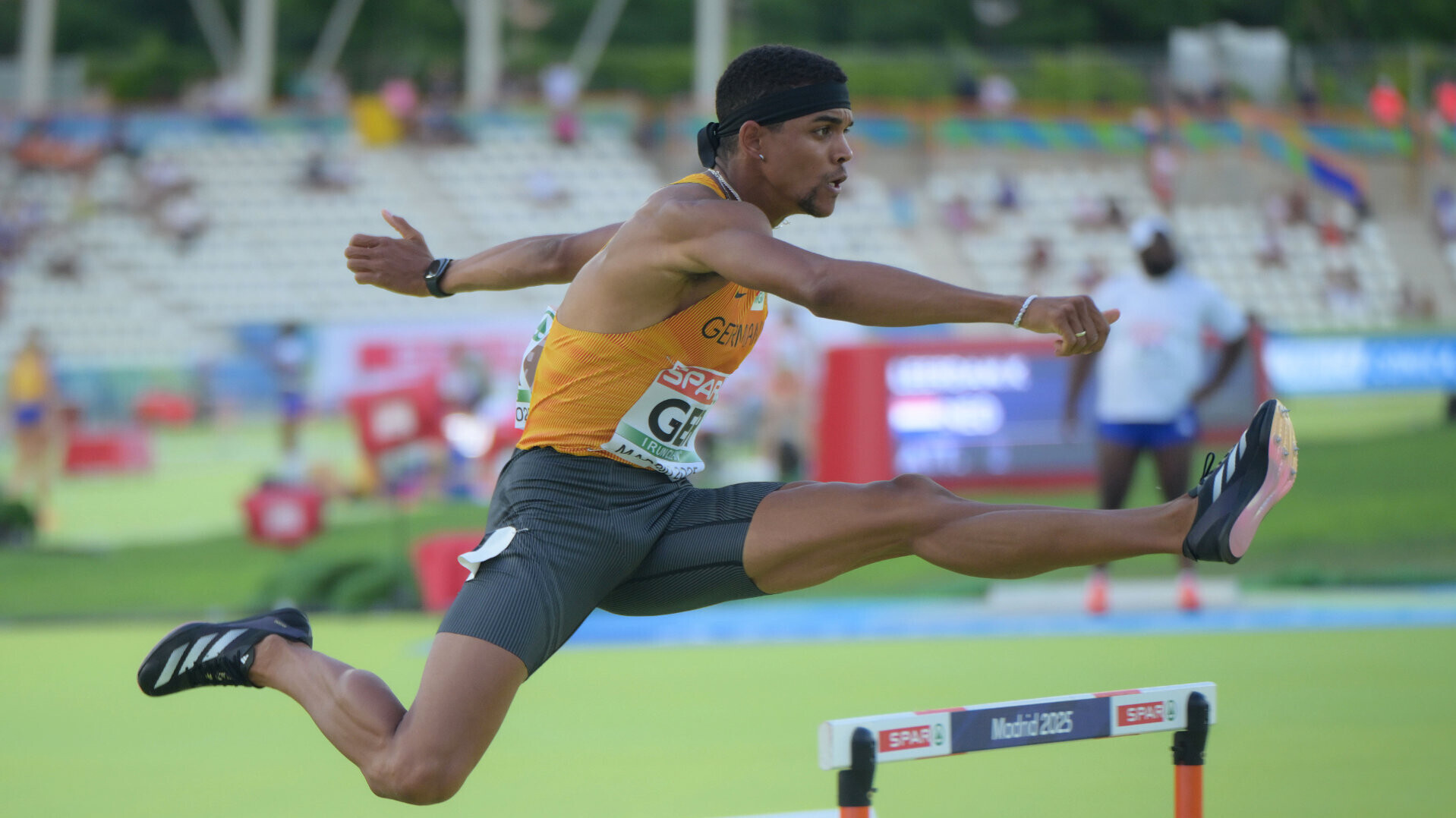 Hürdenläufer Joshua Abuaku im Nationaltrikot bei der Hürdenüberquerung