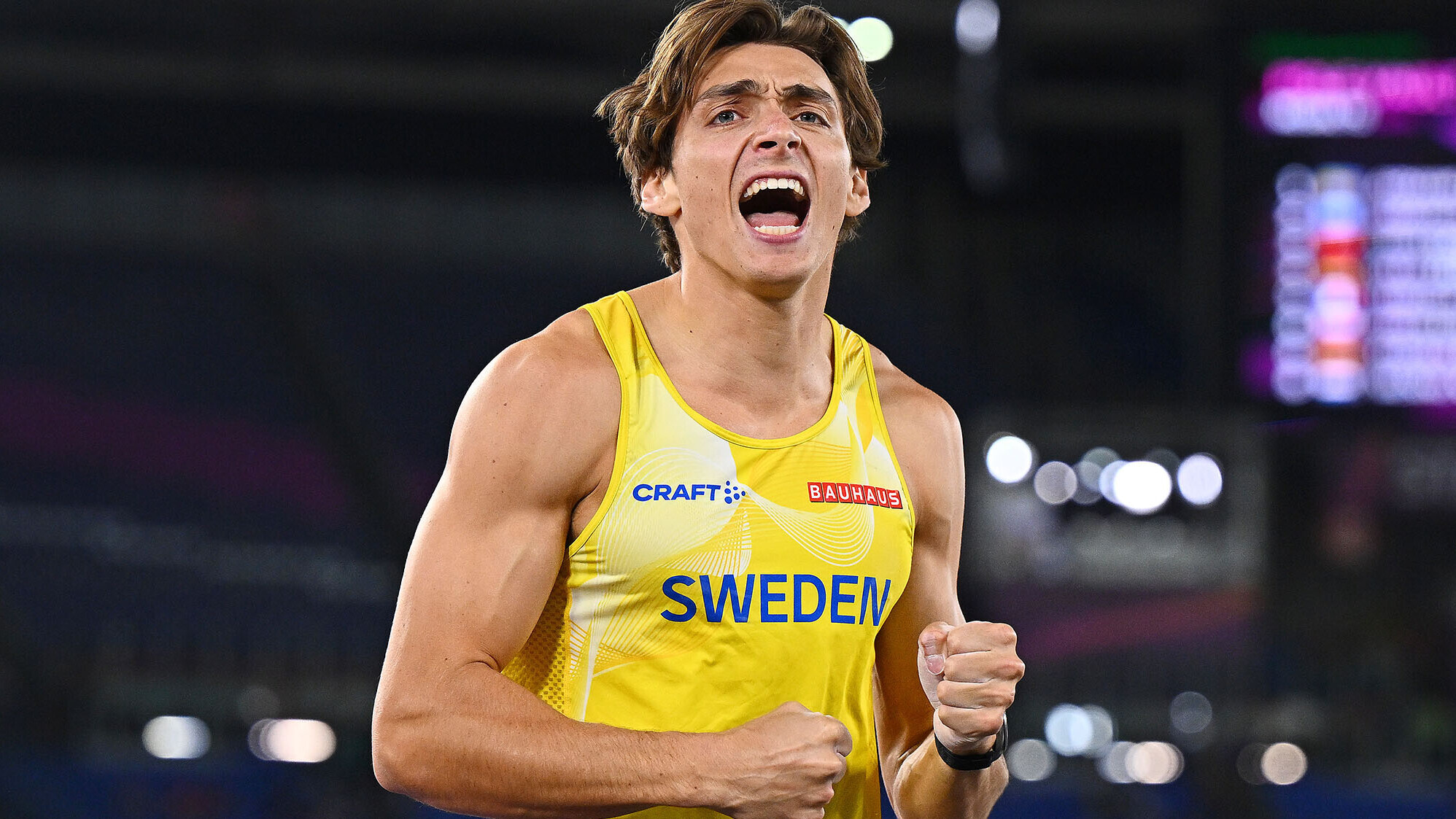 Der schwedische Stabhochspringer Armand Duplantis jubelt und ballt die Faust