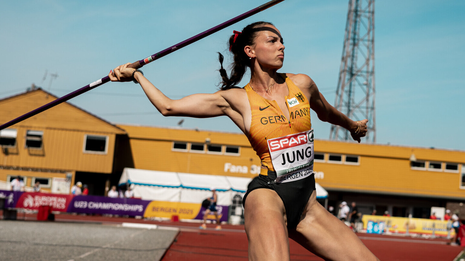 Marie Jung kurz vor dem Abwurf des Speeres. 