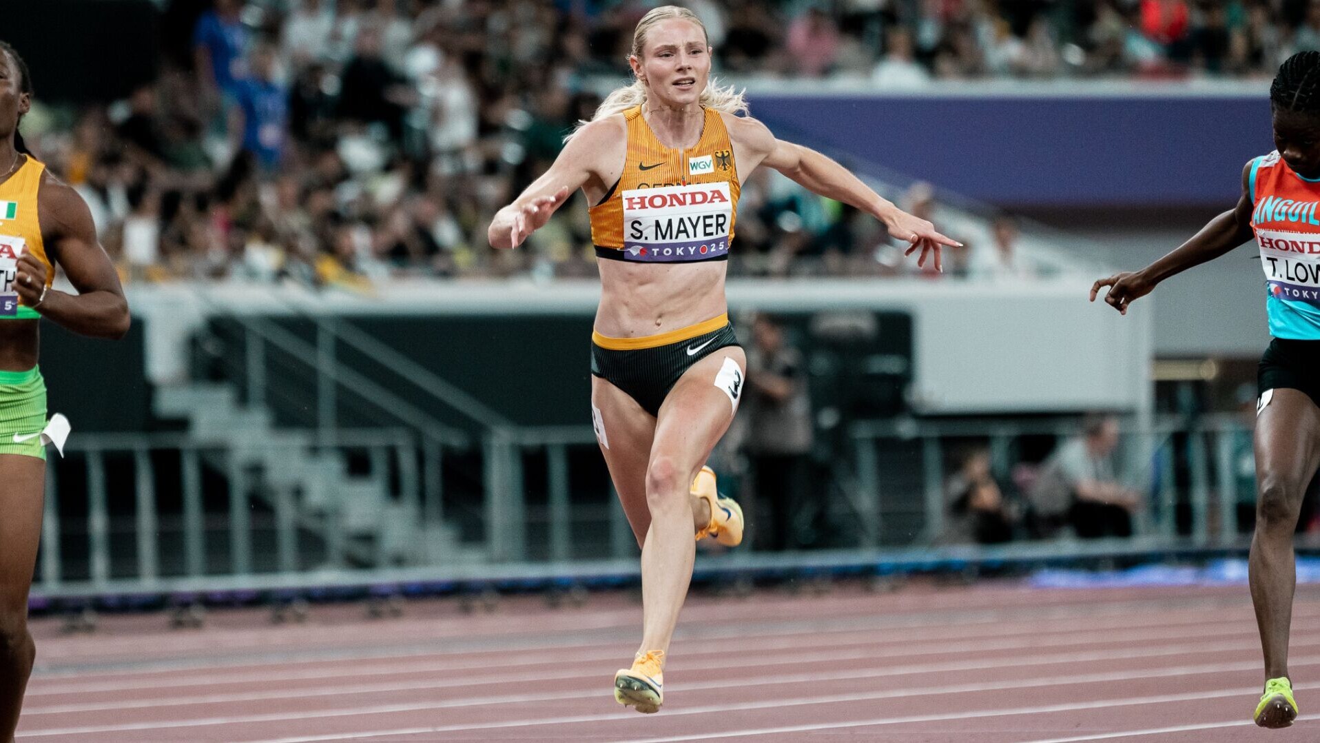 Sina Mayer sprintet im Nationaltrikot über die Ziellinie