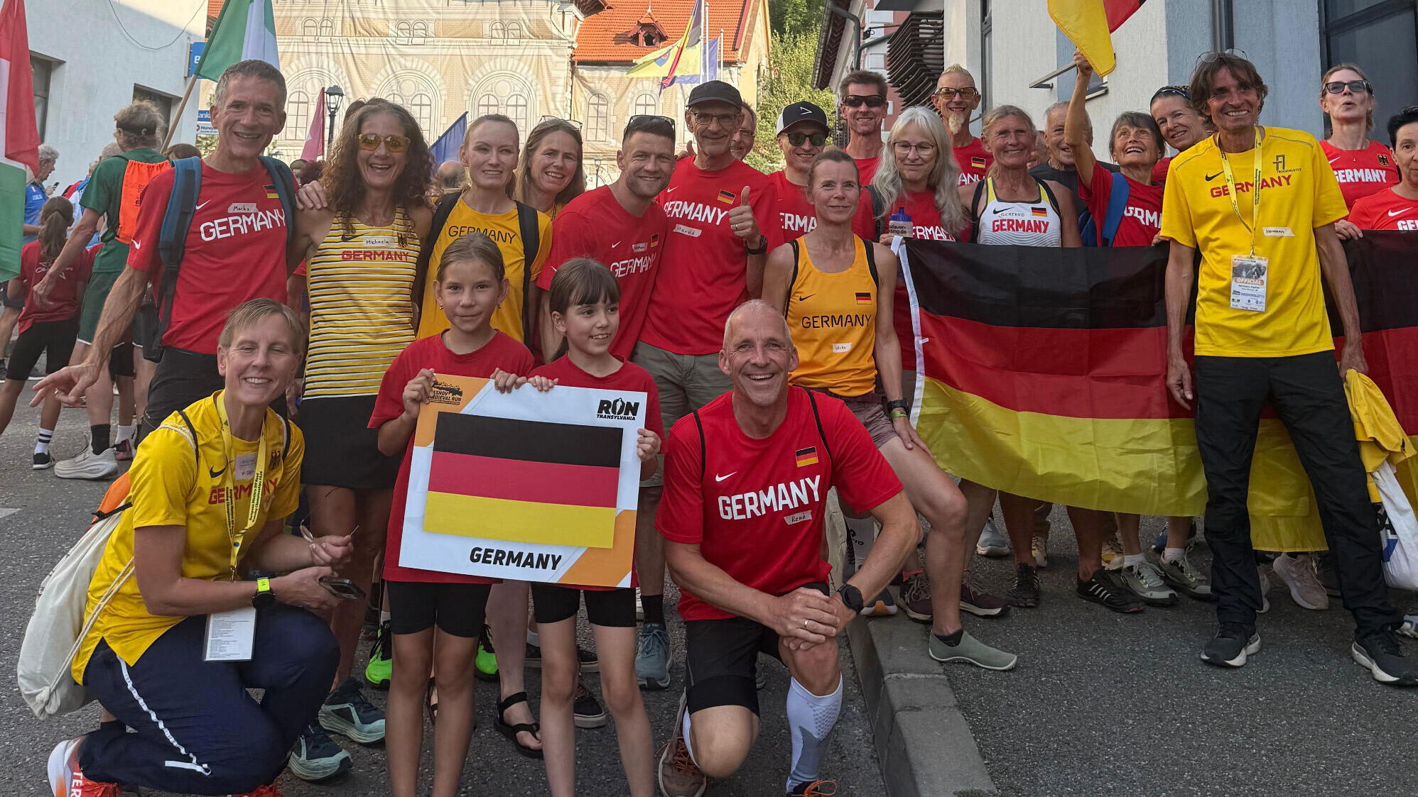 Ein Gruppenbild mit zahlreichen deutschen Masters-Leichtathleten im Nationaltrikot.