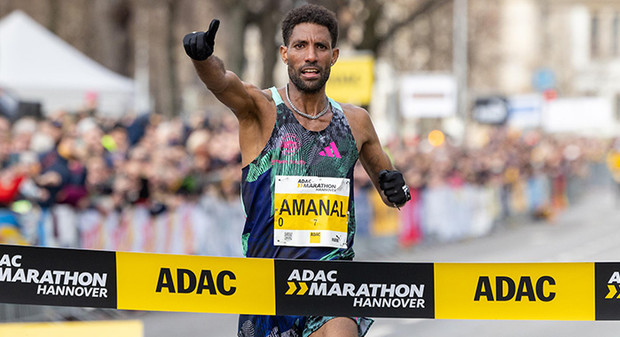 Amanal Petros veredelt Marathon-Sieg mit Streckenrekord und zweitschnellster Karriere-Zeit