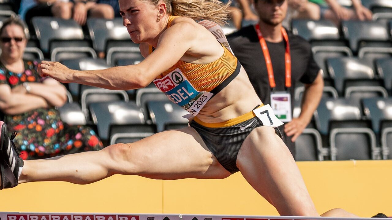 Serina Riedel überquert eine Hürde