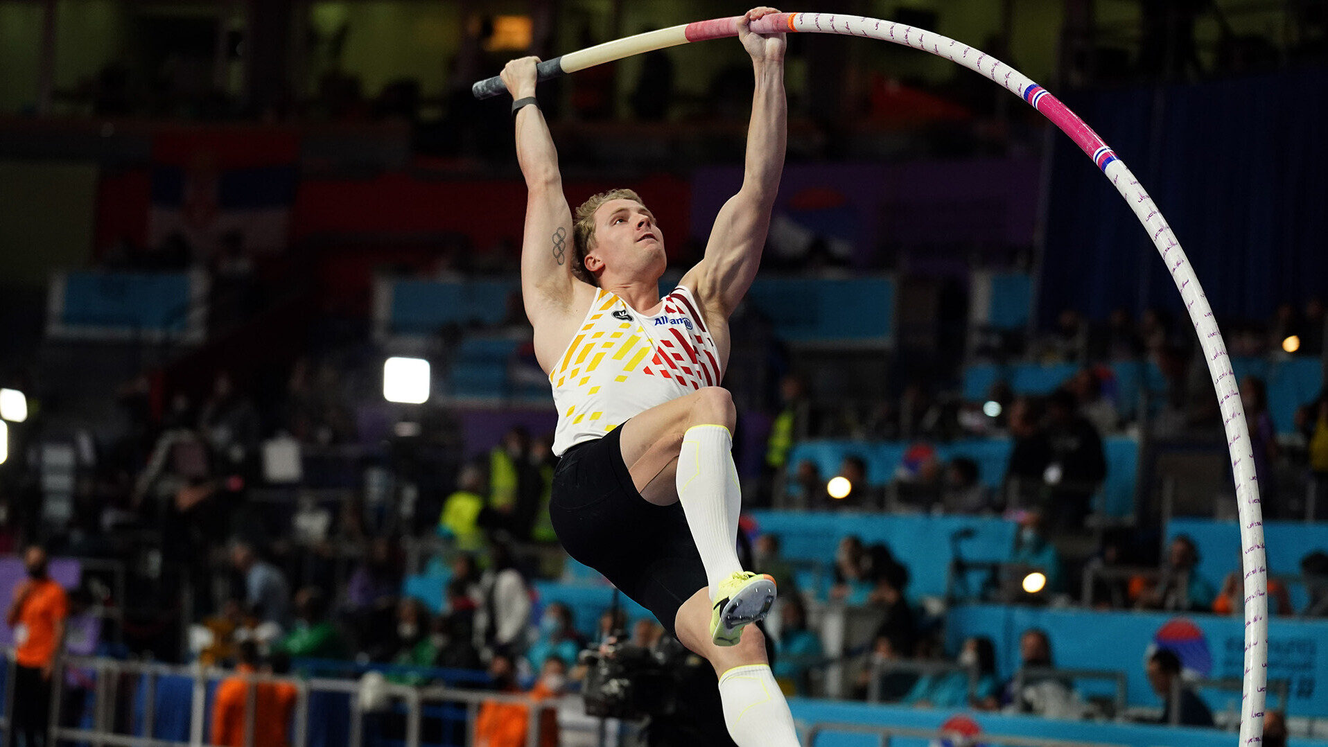 Der belgische Stabhochspringer Ben Broeders (im Nationaltrikot) schraubt sich mit dem Stab in die Höhe.