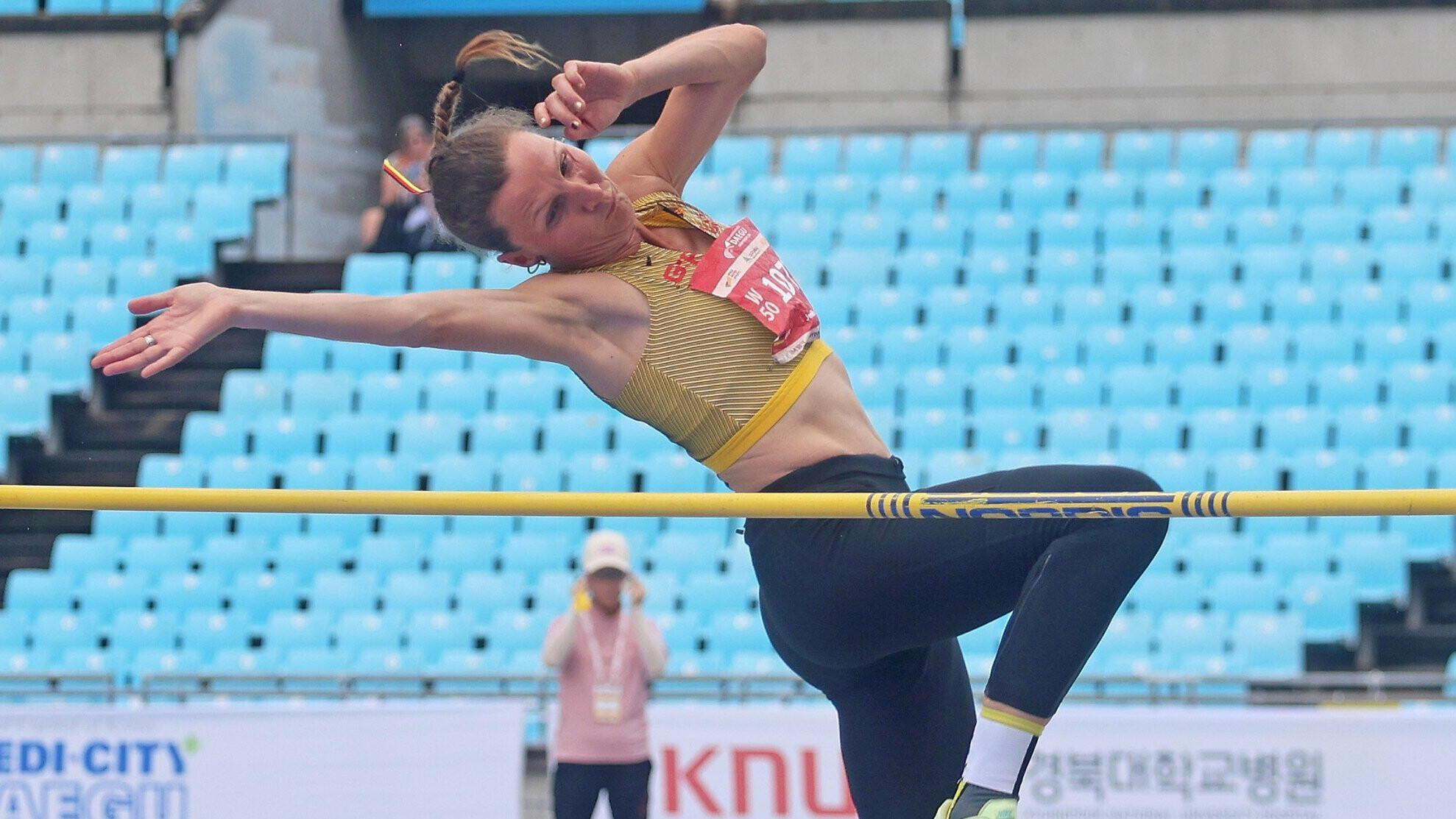 Die deutsche Masters-Hochspringerin Jennifer Hartmann sprint über die Latte.