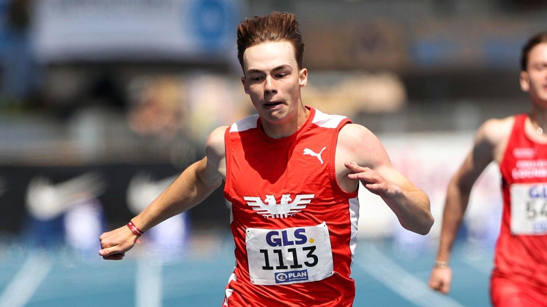 Sprinter Max Willms beim Überqueren der Ziellinie.