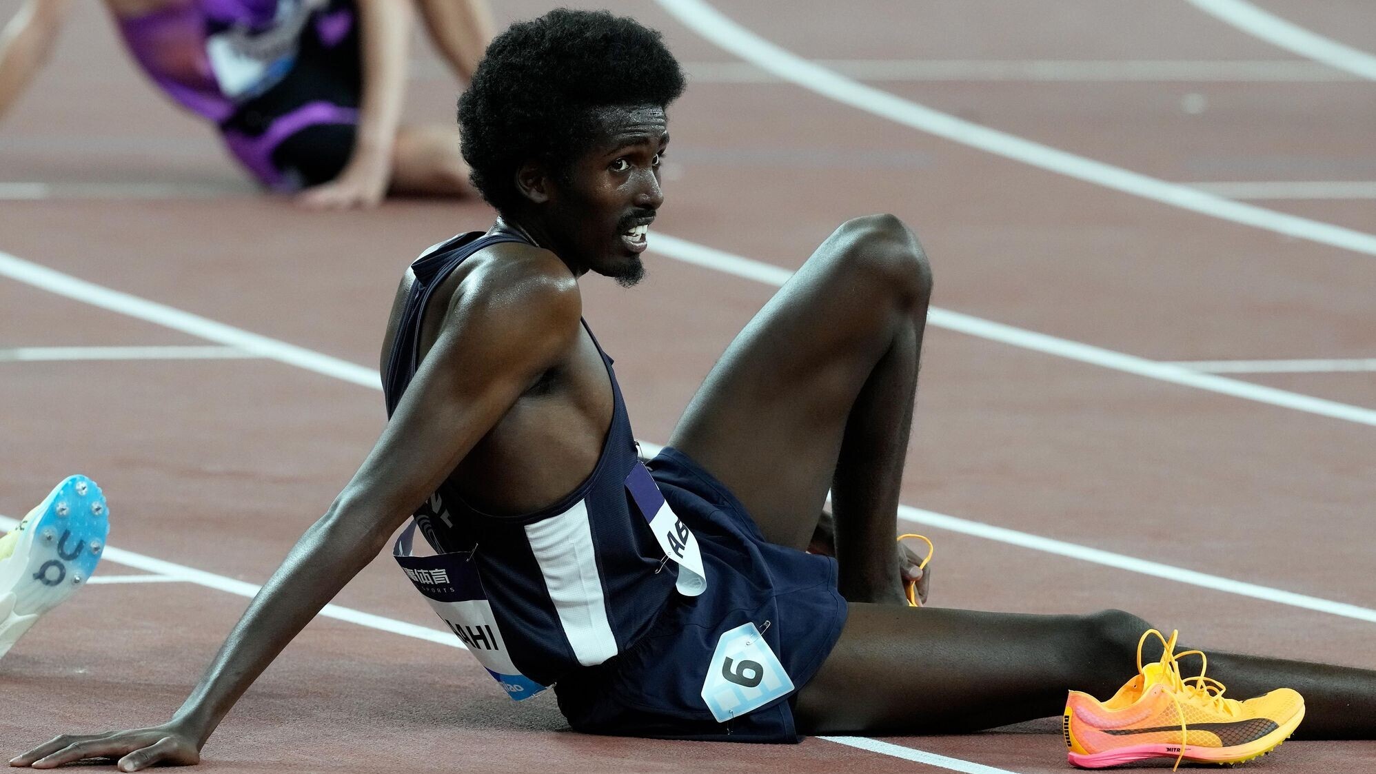Mohamed Abdilaahi sitzt nach einem Diamond-League-Meeting auf der Kunststoffbahn. 