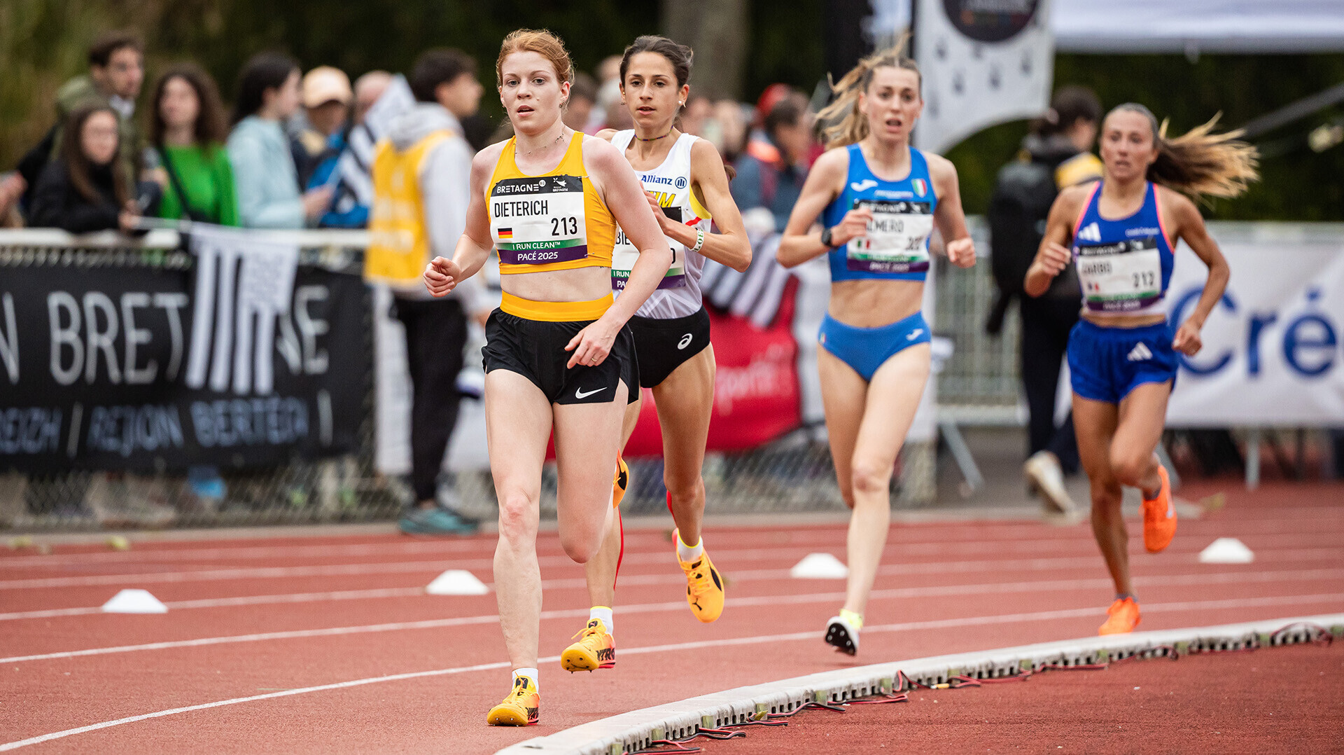 Eva Dieterich beim Europacup in Pacé, ihr folgen Läuferinnen aus Belgien, Italien und Frankreich. 