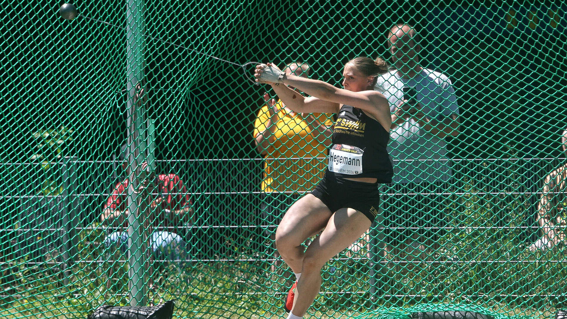 Die deutsche Hammerwerferin Clara Hegemann bei der Drehung im Ring.