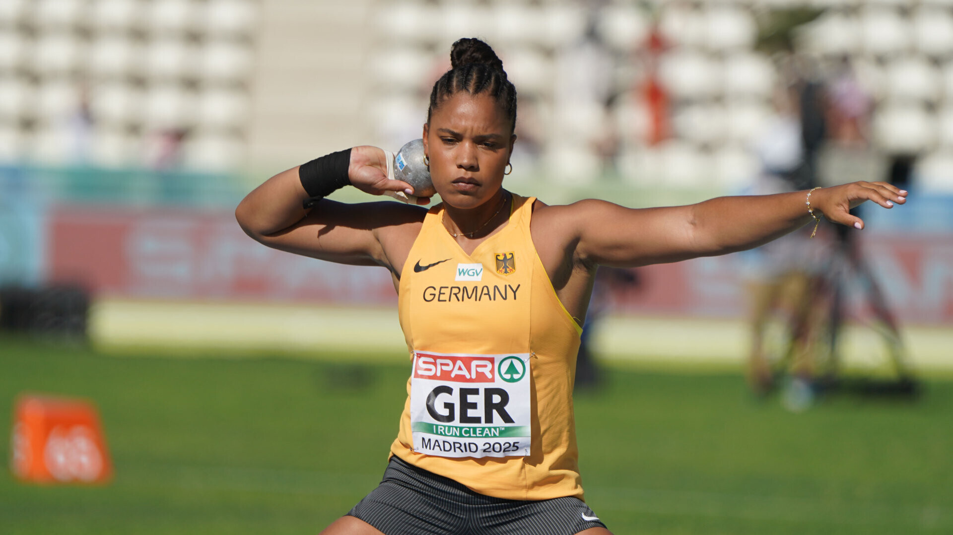 Kugelstoßerin Yemisi Ogunleye im Nationaltrikot mit Kugel der Hand kurz vor dem Stoß