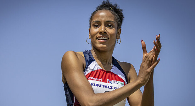 6,91 Meter! Mikaelle Assani fliegt in Weinheim in neue Sphären