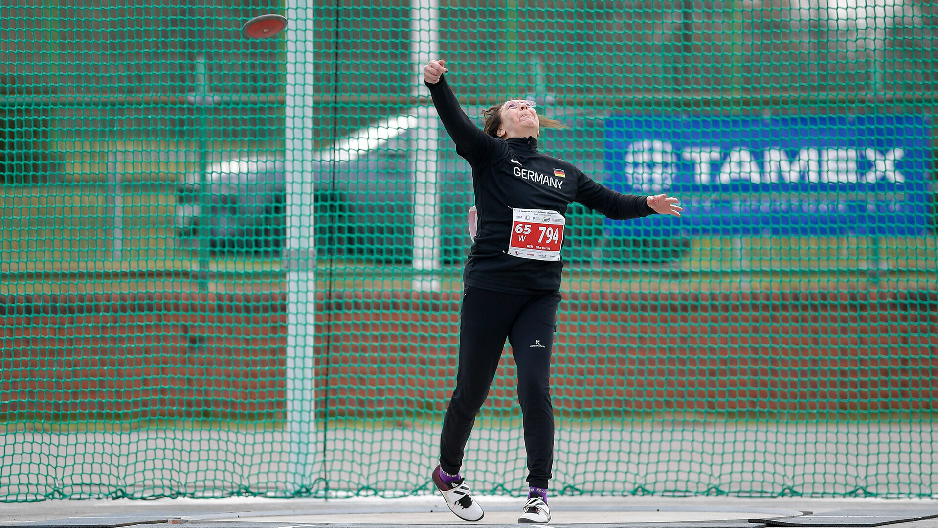 Elke Herzig in der Drehbewegung nach Abwurf der Diskusscheibe